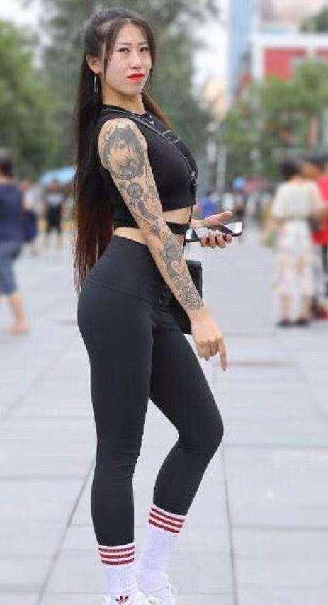 颈部|红白线条长袜搭黑色运动打底裤，撞色搭配吸引目光，潮范十足