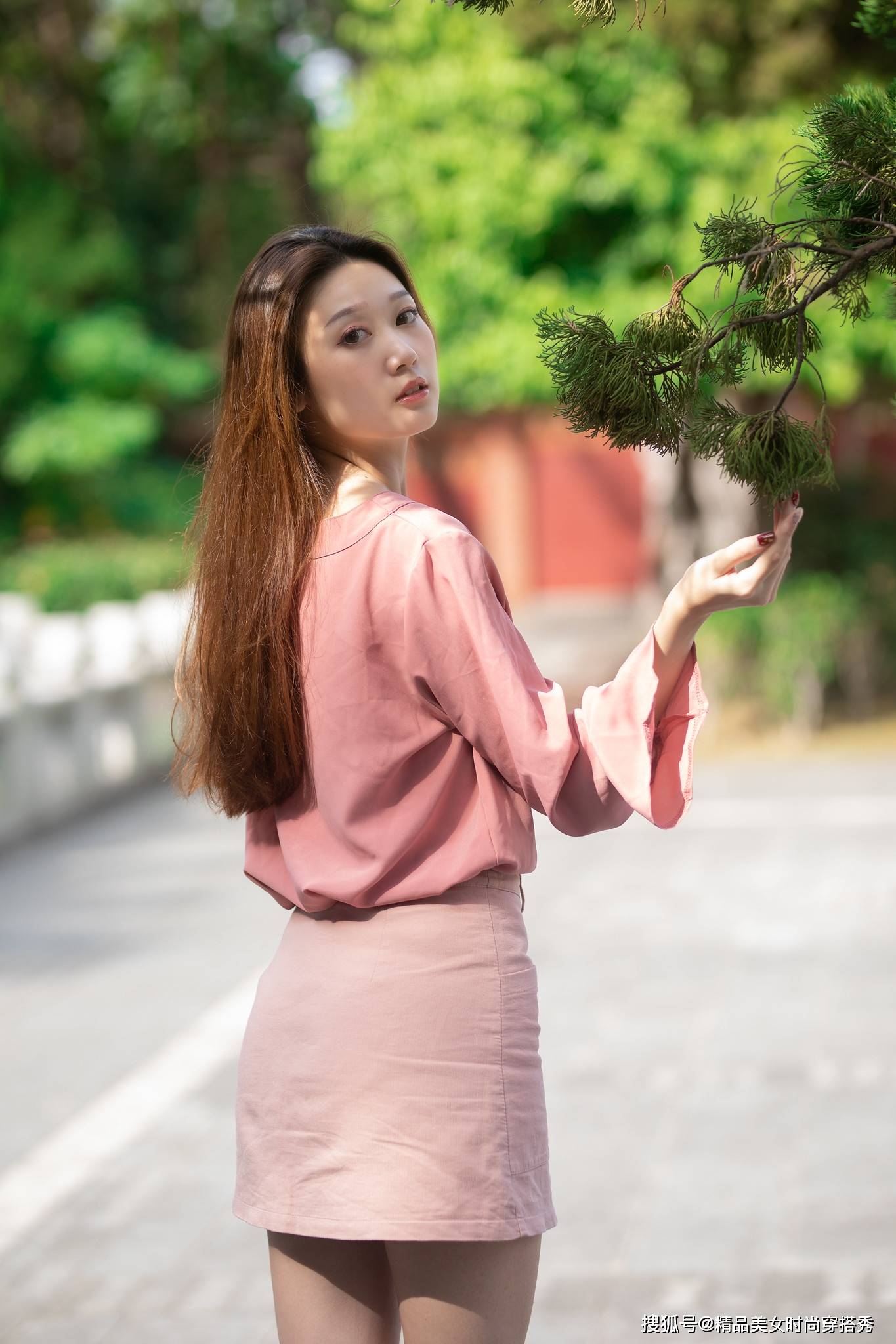 设计|粉色的雪纺衬衫甜美减龄，简约时尚的版型衬托女性柔美的气质