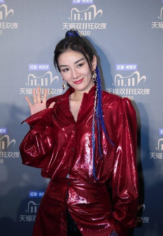 黄奕|黄奕穿白色有点hold不住，显的脸色有点黄，还好气质能压住