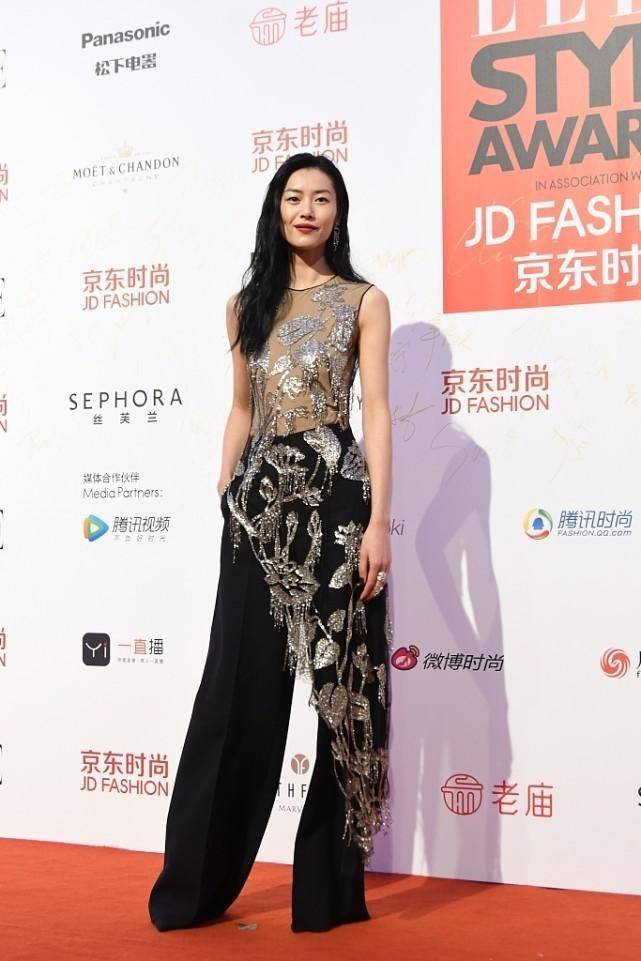 进行|刘雯真不愧是超模，身材骨感有腰有腿，穿俗气亮片也有高级感