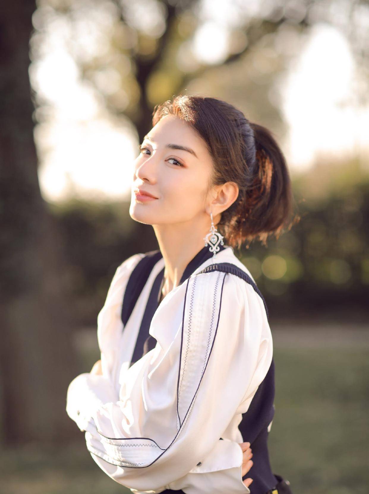 黄奕|黄奕不扮嫩也很少女，衬衫和长裙减龄又洋气，高马尾美得让人心动