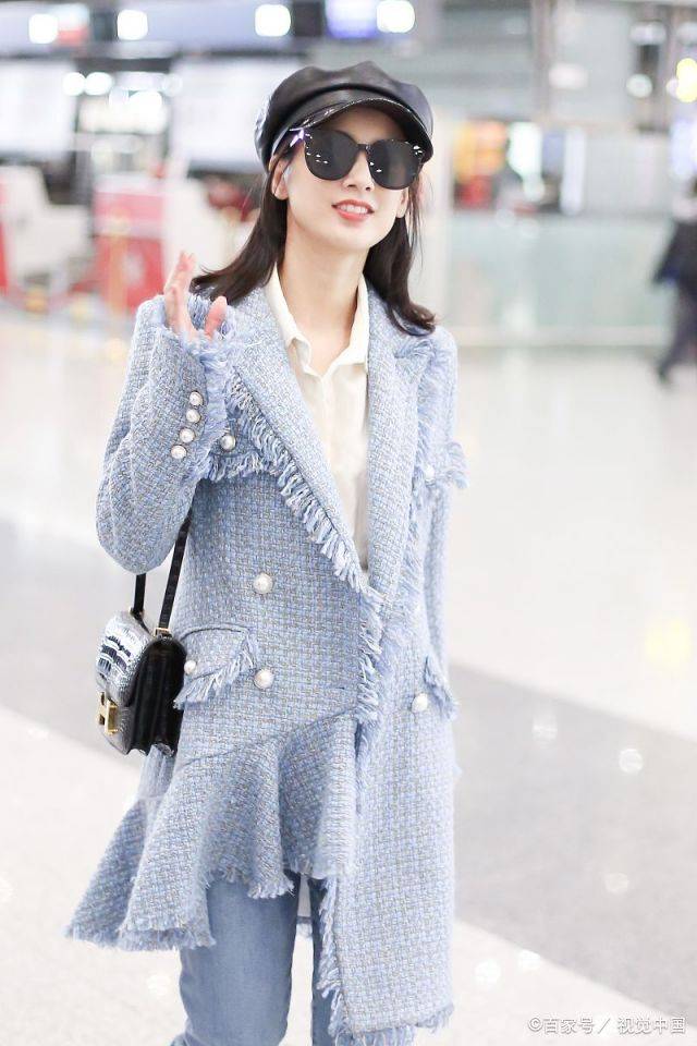 黑色|黄圣依和妈旧地重游，穿貂皮大衣贵妇范十足，妈妈对镜比耶真俏皮