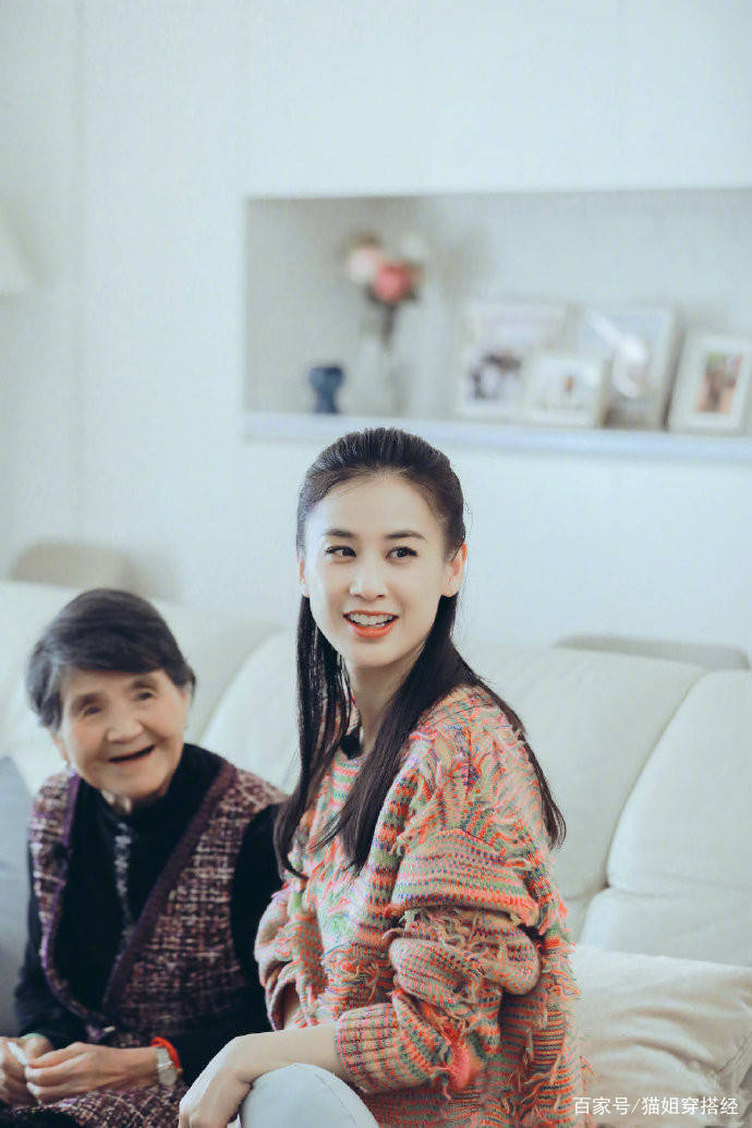 毛衣|黄圣依教婆婆跳女团舞，穿彩虹毛衣减龄时髦，婆媳俩互动太温馨