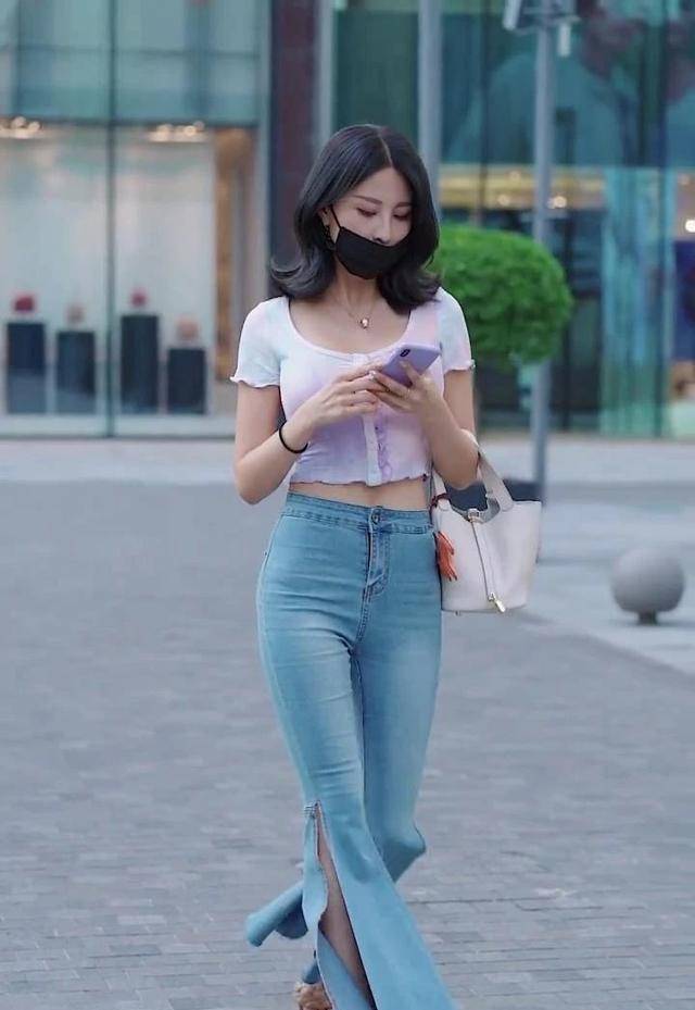 围巾|魅力动人的瑜伽裤装扮很有时尚感，显得身材妩媚动人，美感十足