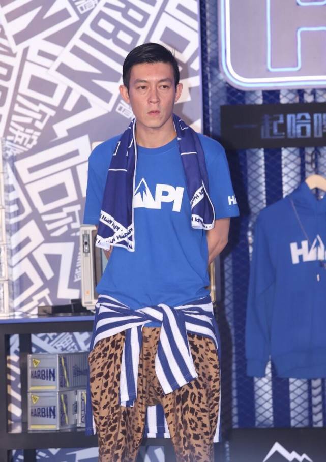 感觉|陈冠希老了也不甘落后,穿蓝色T恤配“奶奶裤”,还挺时髦的