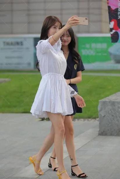 束脚|甜美风小姐姐身穿白色连衣裙，搭配黄色束脚凉鞋，让脚型更加完美