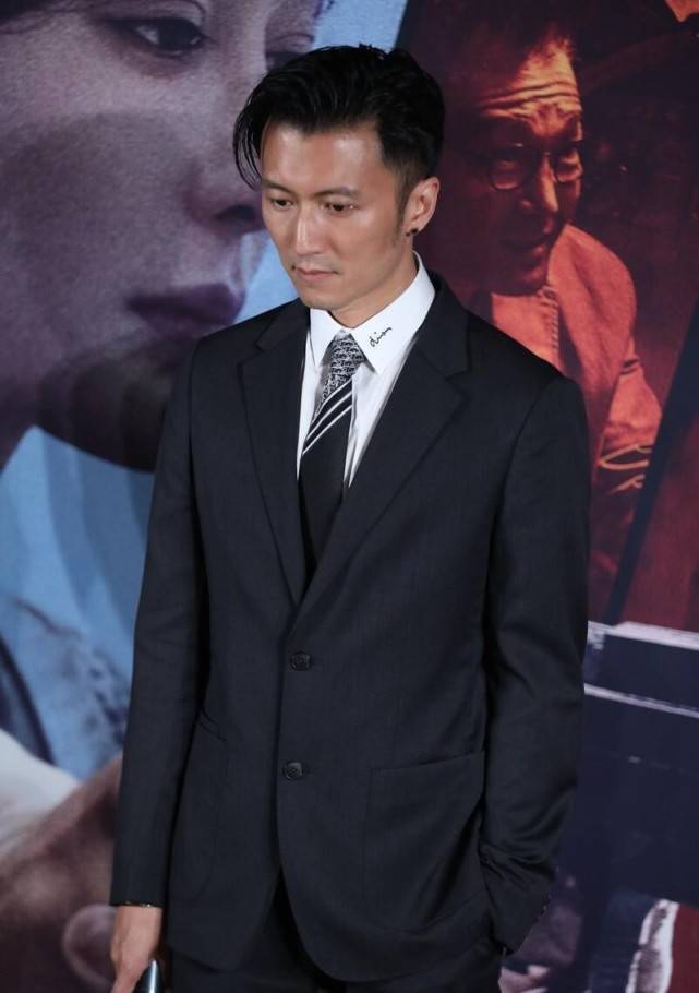 黑色|谢霆锋都40岁了，可气质仍然似潇洒少年，穿黑色显身材清瘦