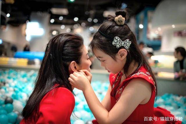 生日|黄奕为女儿庆8岁生日,豪买3蛋糕摆一排,母女同穿红裙画面真喜庆