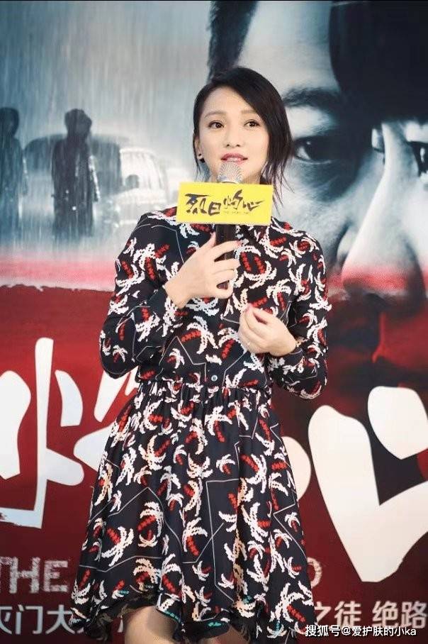 美得|周迅46岁依然美得灵动!穿印花衬衫裙复杂却优雅,皮肤细腻状态好