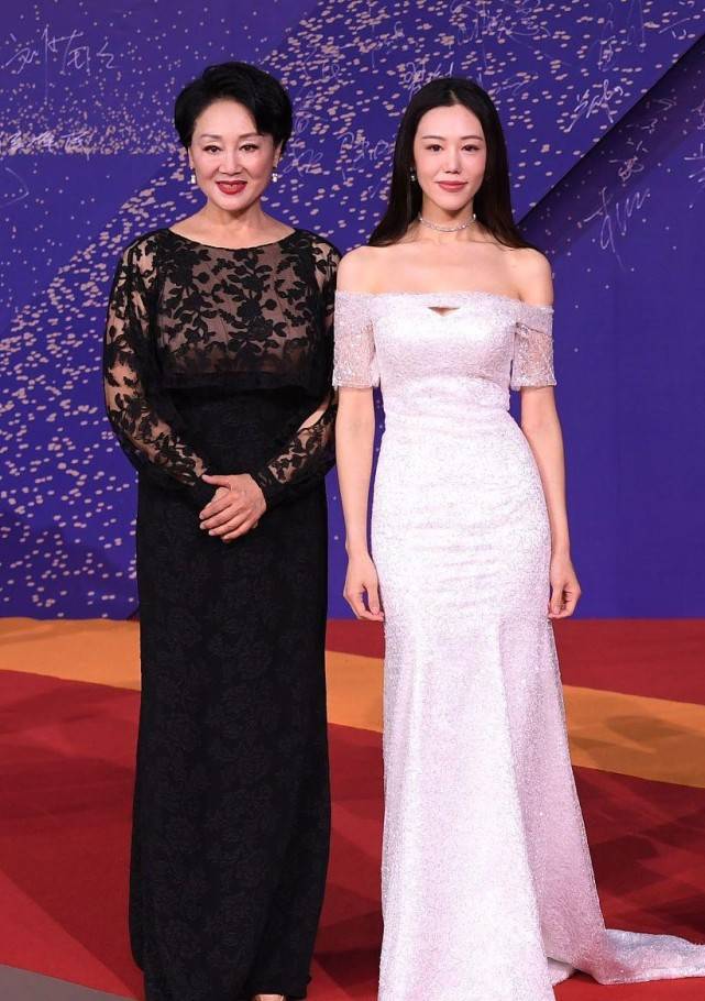 设计|王姬老的真实自然,奶奶年纪穿精致黑纱裙,好气质比颜值更加分