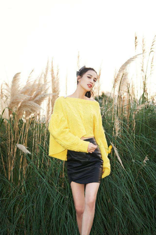色调|黄圣依的身材属阔太圈top，穿针织衫薄背蛮腰，生俩娃依旧迷人