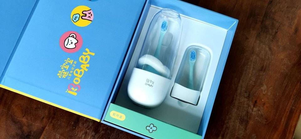 小卫士儿童电动牙刷在设计上更加有趣小巧,像一根棒棒糖又像不倒翁样