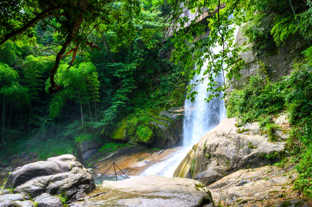 浙江天台山藏着一处奇观,罕见的石梁飞瀑,徐霞客曾为之惊叹
