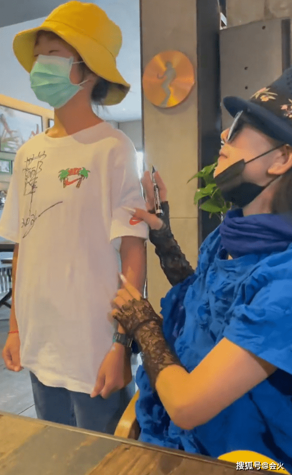 都说|63岁杨丽萍做家务被拍！带黑丝手套拿拖把，指甲太长干活不方便