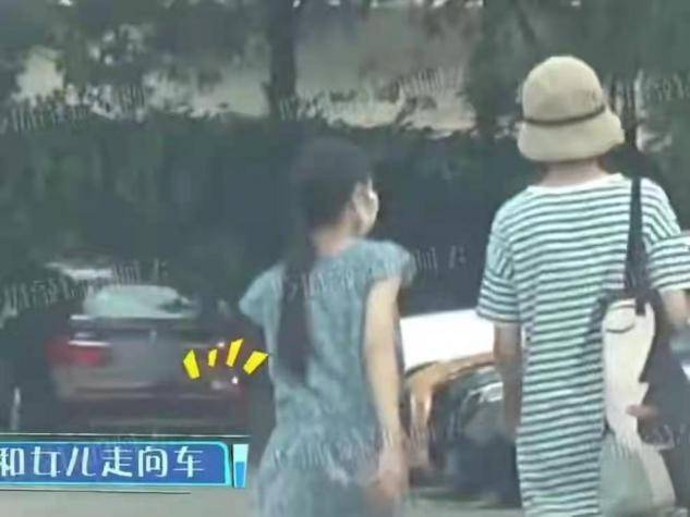长势|袁泉邀请女儿全班看电影，10岁女儿长腿瞩目，她穿睡衣打扮随性