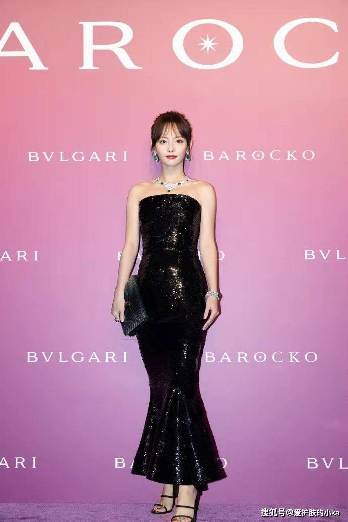 辣妈|张嘉倪瘦成“辣妈圈顶流”，穿黑裙现身薇娅直播间，颜值好少女