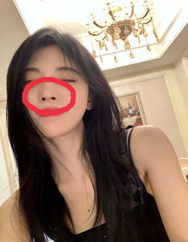 鞠婧祎|鞠婧祎解锁新眼妆，恨天高小黑裙出门踩雨，我却被她的鼻子吸引了