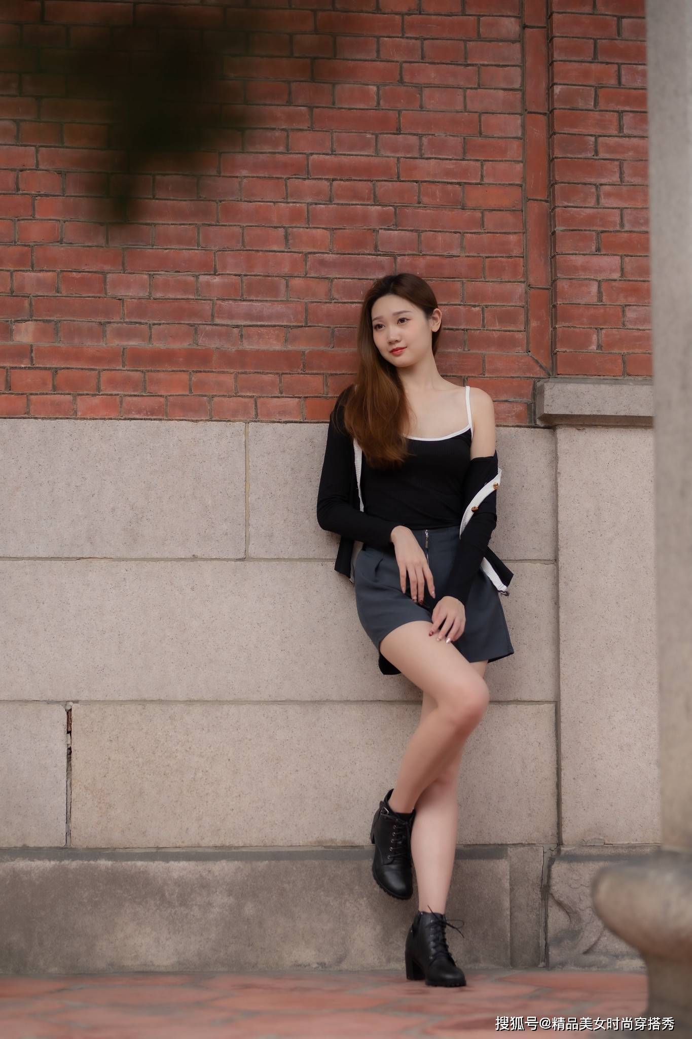 高跟|休闲的针织开衫内搭简约吊带，下搭高级灰色的休闲短裤，潮范十足