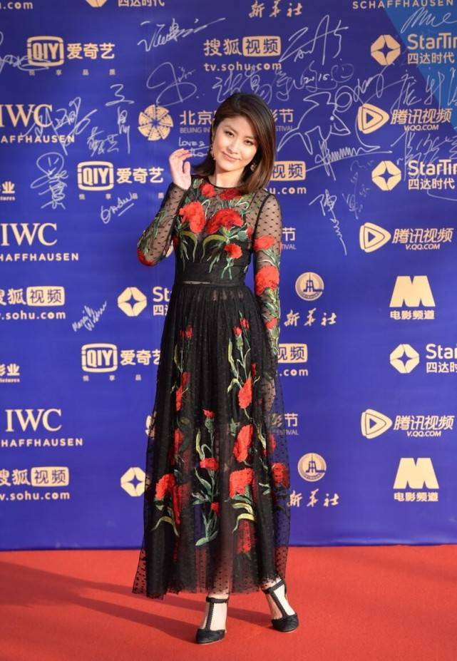 黑色|陈慧琳把个性穿在身上，玫瑰印花裙挺抢镜，薄纱清透不俗气