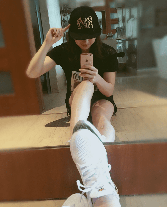 张雨霏|创造奥运纪录的张雨霏才23岁，运动装乖巧可爱，拍写真比明星有范