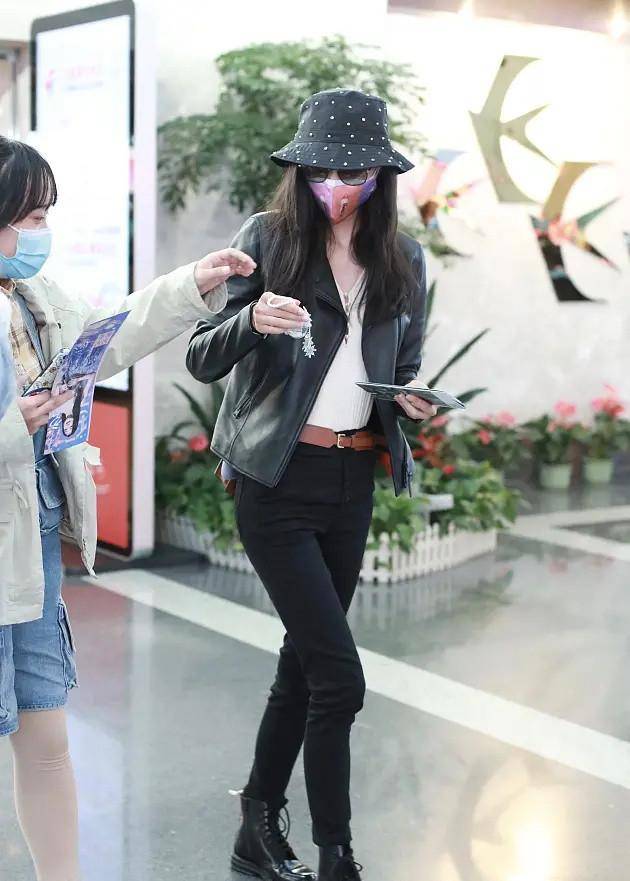 显得|陆毅鲍蕾夫妇现身机场，穿外套包裹严实但仍是十指紧扣，恩爱有加