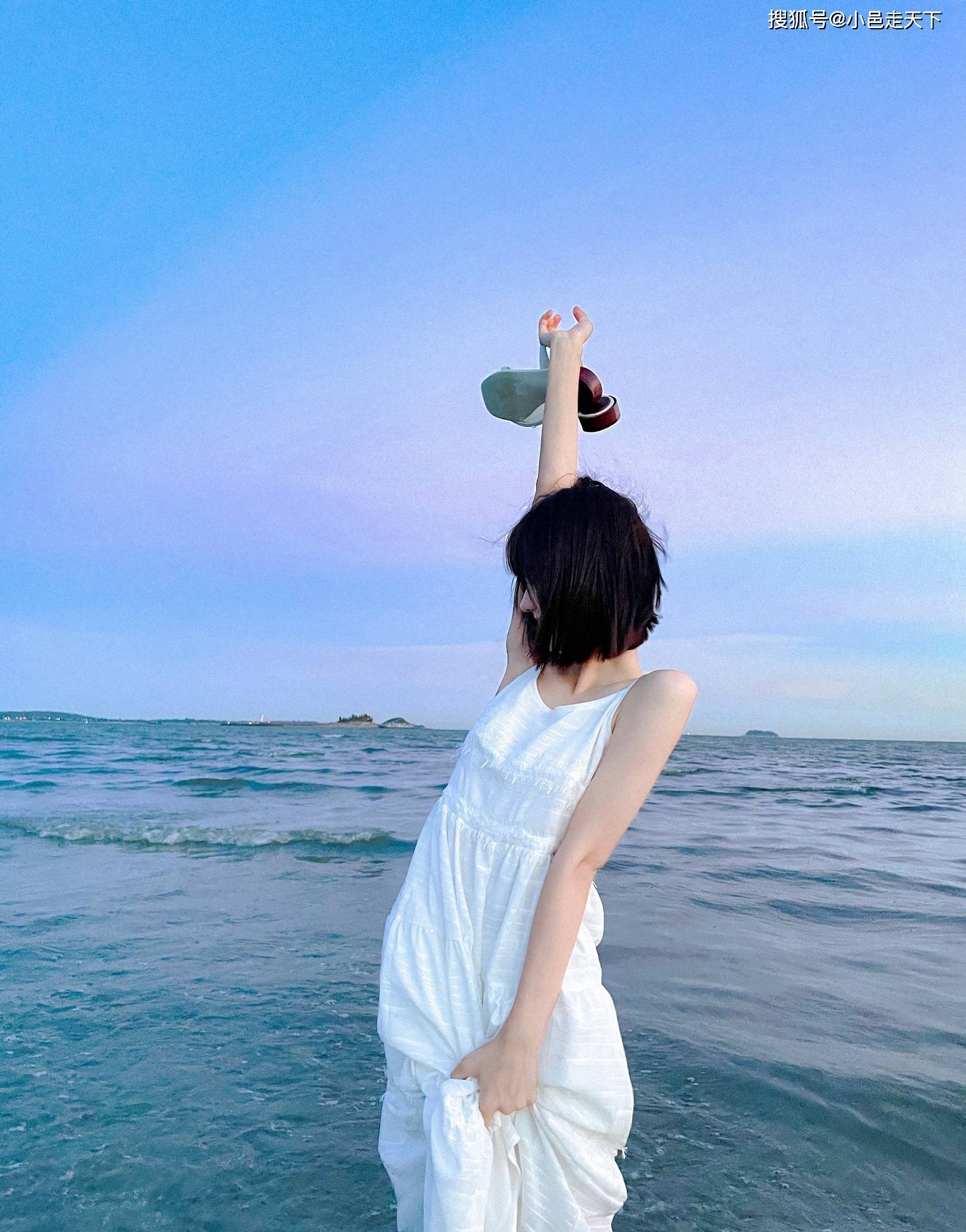 连衣裙|段奥娟白色连衣裙海边写真