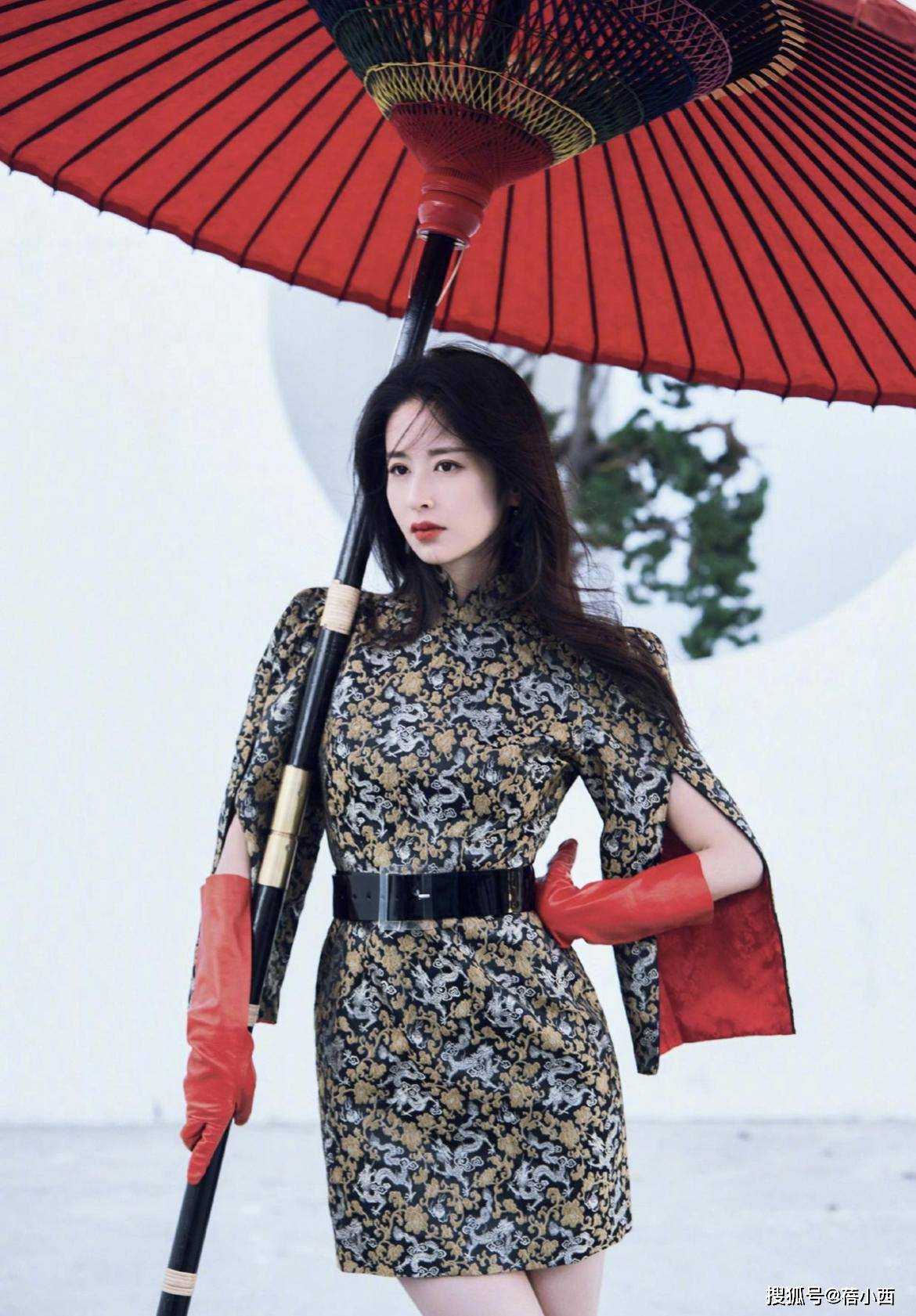 美眉|颖儿90斤的身材穿啥都不差,一袭低胸小白裙秀出好身材,让人羡慕