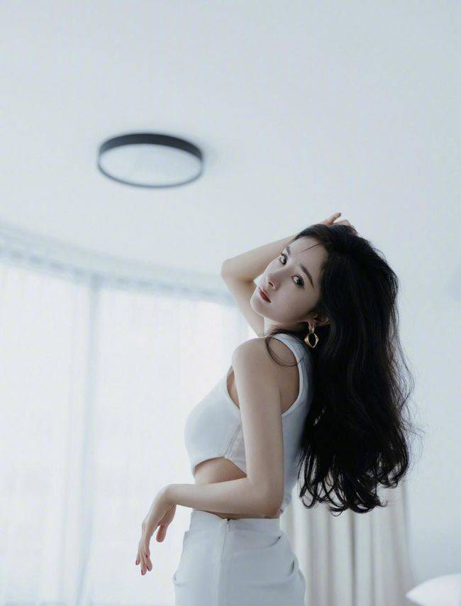 辣妈|杨幂的辣妈身材真不怕秀，裙子用圆环挂住，配高开叉难掩美腿