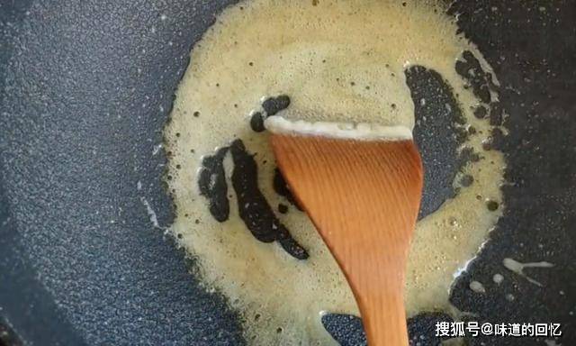 颜色|剩馒头怎样做才不浪费？大厨教你新吃法，不用一滴油，孩子抢着吃