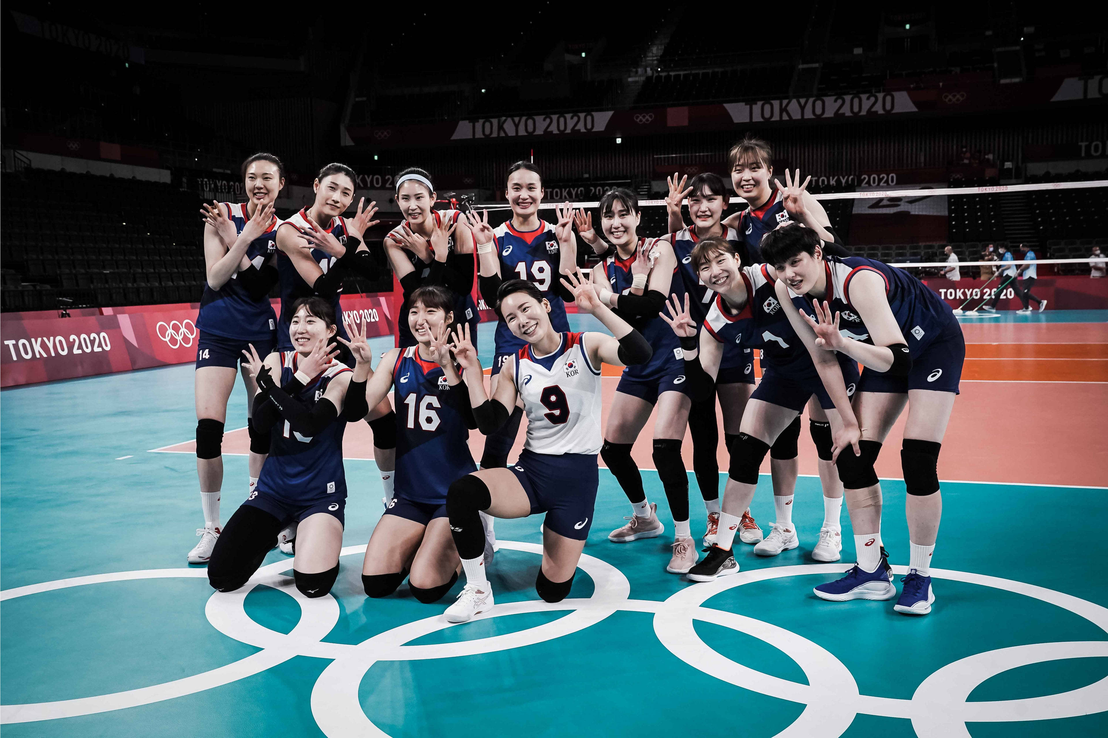 悲喜两重天两支女排球队均泪洒赛场金软景率队集体比出这个手势