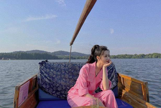 西湖|薇娅首次携丁真游西湖,丁真穿白衣黑裤哪像老板,夸张滤镜被吐槽