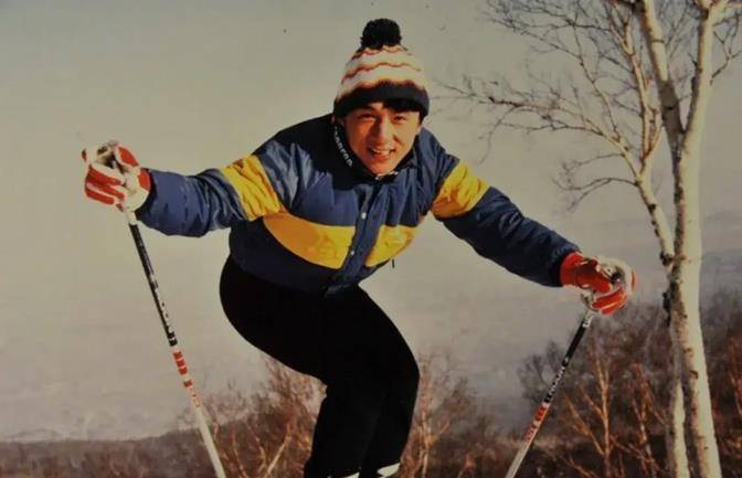 成龙|成龙罕见亮相毕业典礼,穿夹克大鼻子抢镜,67头发浓密比儿子年轻