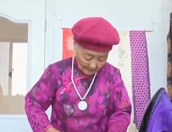 漂亮|90岁奶奶一生爱漂亮，躺在病床也要穿漂亮衣服！用窗帘做百件旗袍
