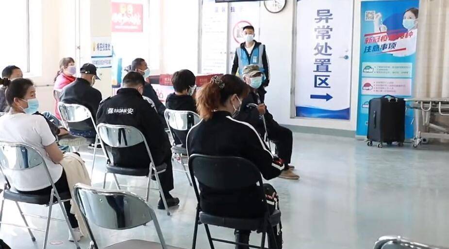 疫苗|周海媚独自打疫苗心情激动，穿运动装全程说不痛，同事跟拍太美了