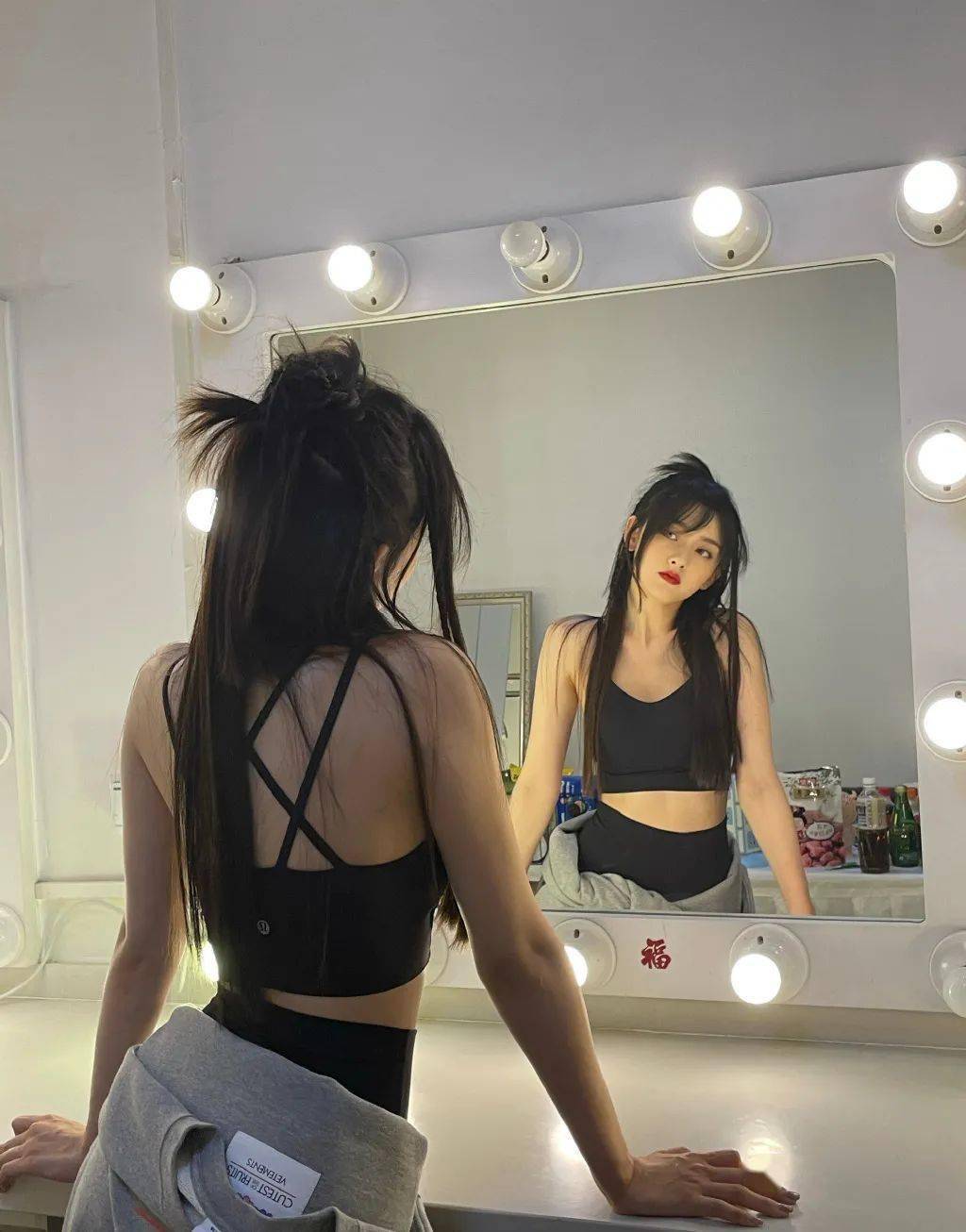 希林娜依高|穿背心格局要大,必须火辣百搭又酷又飒!