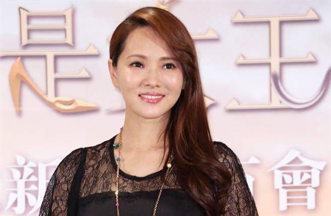 原创小哈利开通微博晒自介影片伊能静从今天起不再是我儿子