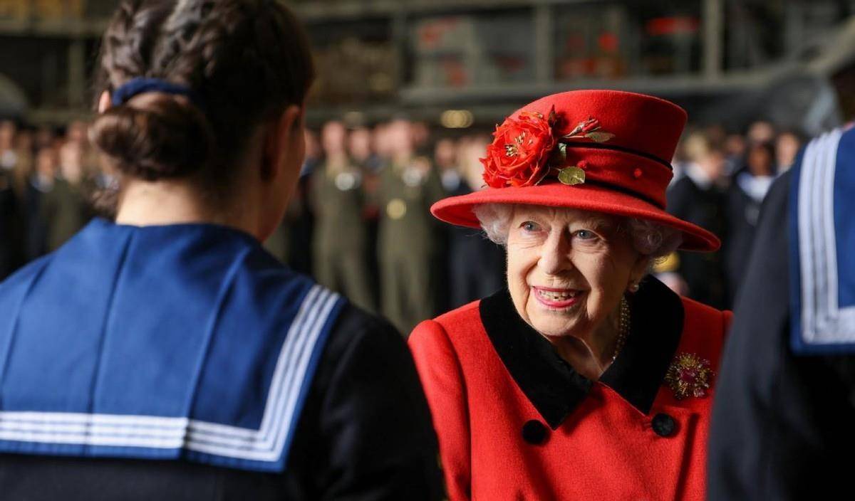 养人|女王成功走出亲王离世阴影,穿红大衣戴丈夫情物,笑容满面心情好