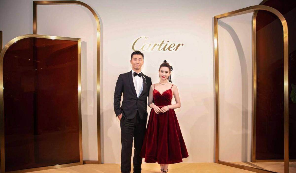 白富美|赌王女儿何超莲真是白富美,穿衬衣热裤走机场,大长腿富家女少见