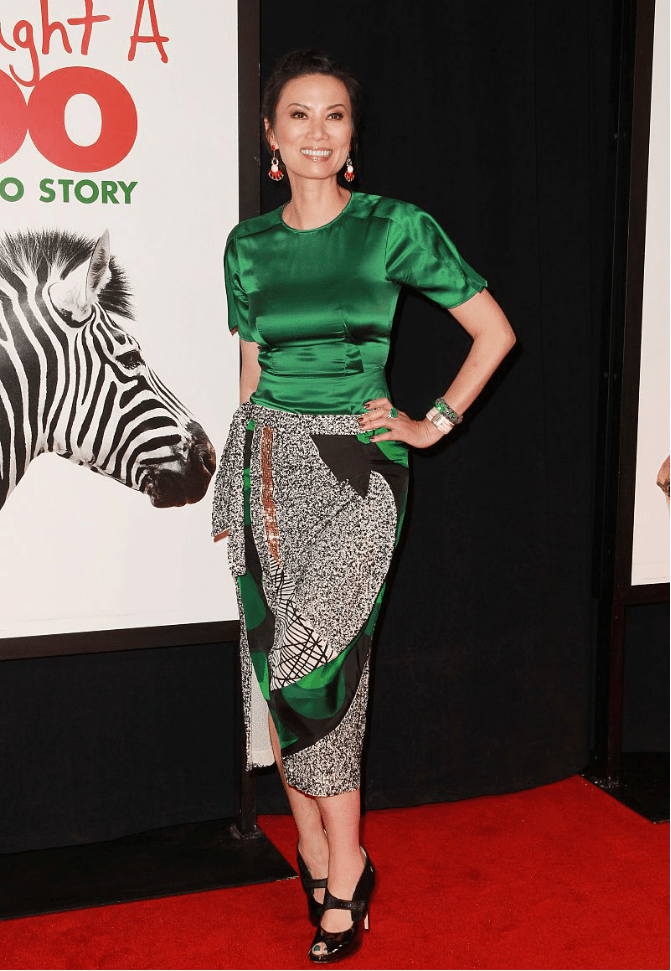 珠宝|邓文迪穿得好贵，礼服裙上拼了大块珠宝，和女明星站一起气质相当