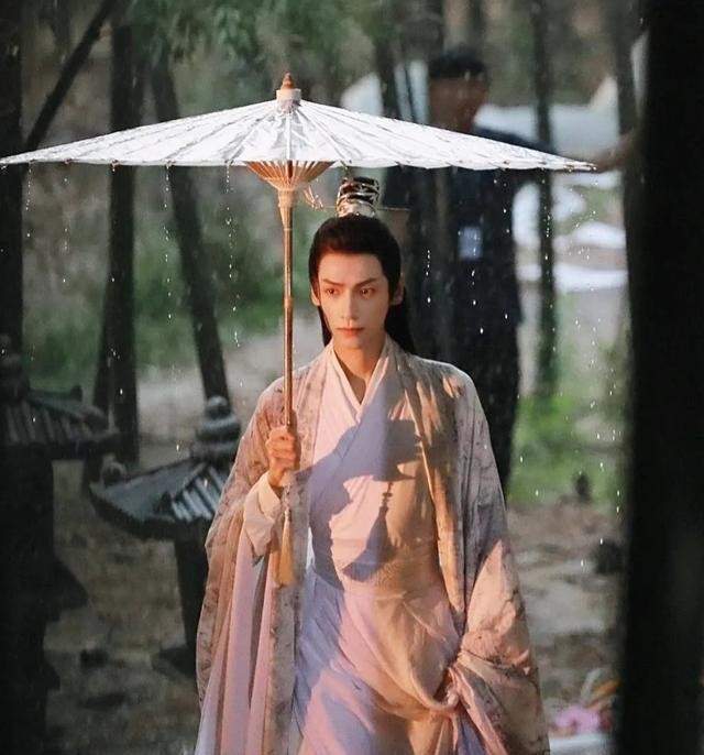 样子|男星古装撑伞造型,肖战、龚俊、宋亚轩,你最想和谁共撑一把伞?