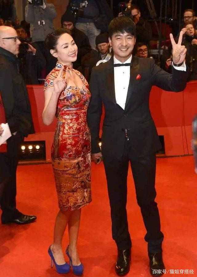 曲线|程莉莎穿旗袍提气质，手挽郭晓夏走红毯曲线真美，被浪姐淘汰可惜