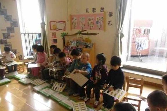 活动|幼儿园办活动，却把孩子单独赶到了门外，家长：对得起5万学费？