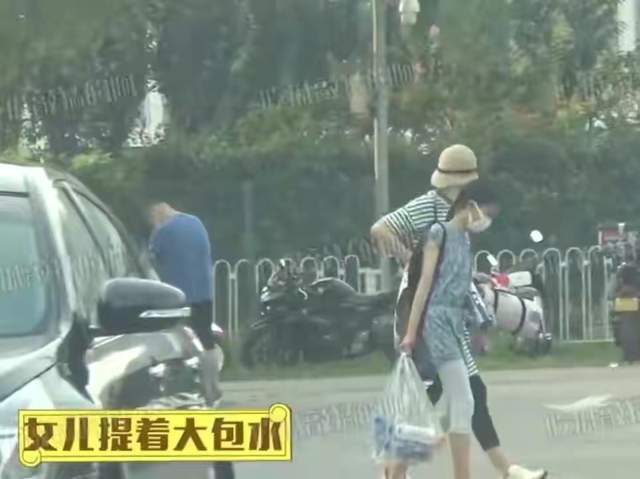 身材|袁泉母女罕被拍,11岁女儿比例惊人模样太像夏雨,千元羽毛球抢镜