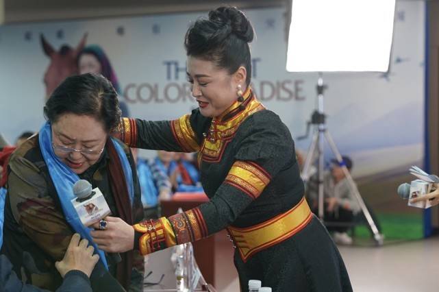 服装|赵本山的小姨子真气派，穿的一点都不露，感觉更有艺术家的味道