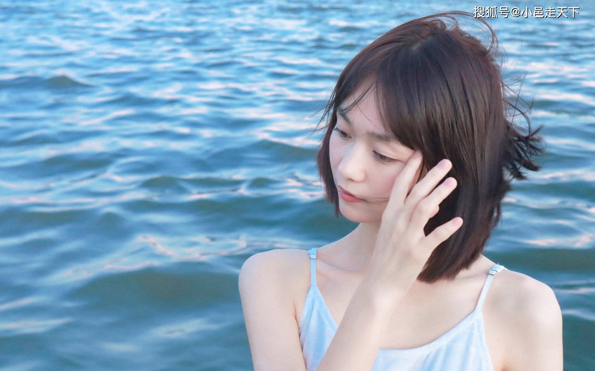 连衣裙|段奥娟白色连衣裙海边写真