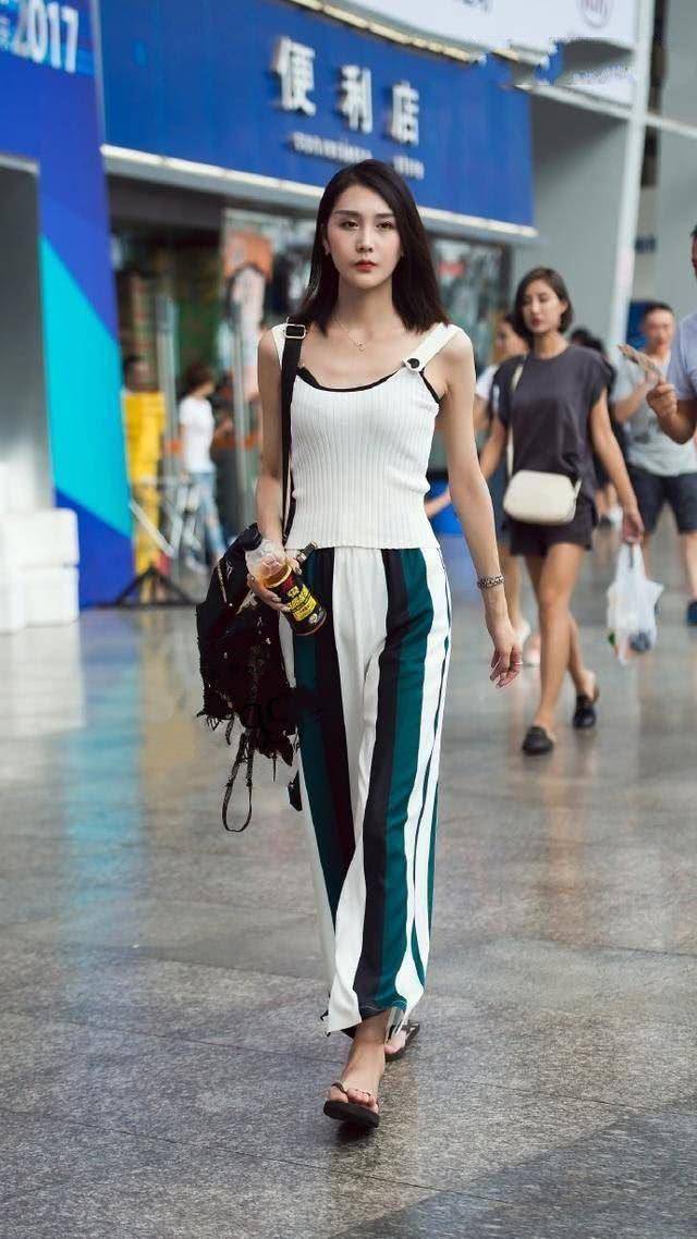 身姿|阔腿裤绽放出优雅的姿态，穿起来非常的有范，满满的女人味尽情绽放