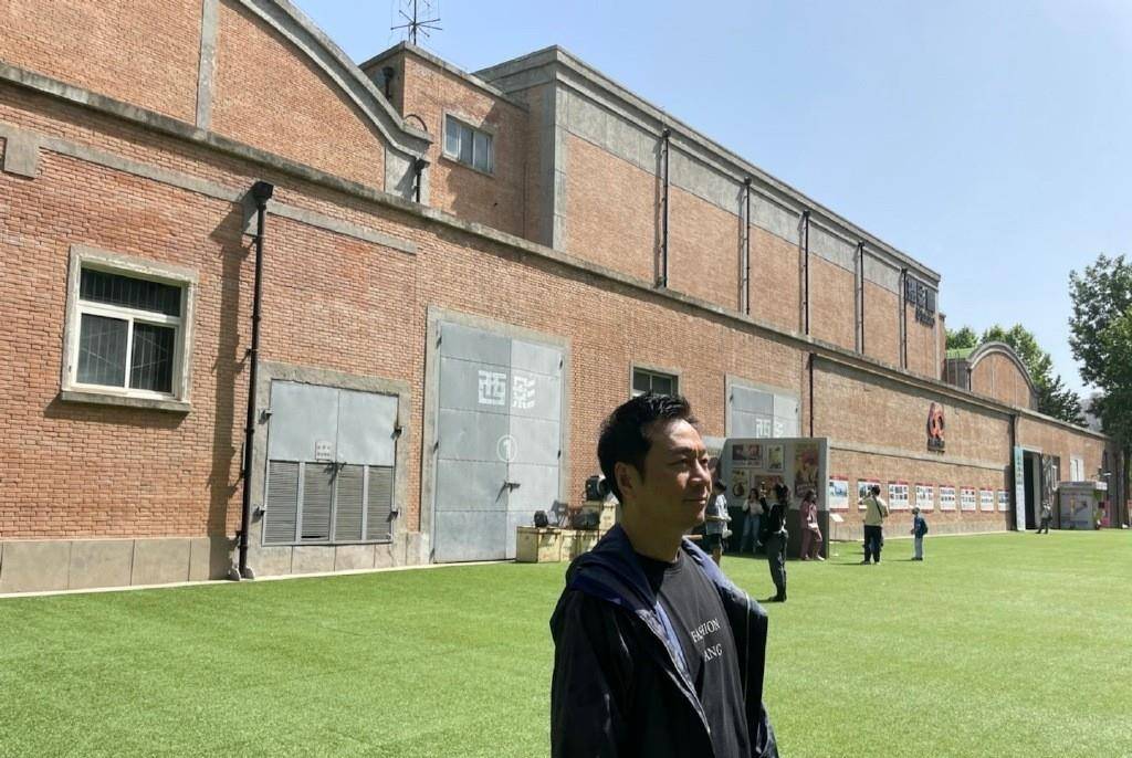 口袋|57岁黎耀祥西安游玩，穿卫衣束脚裤重游旧地，插口袋装酷姿势太帅