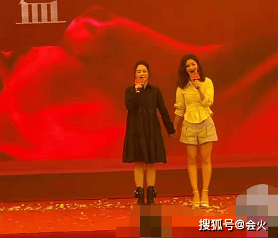 网友|Twins商演被偷拍！台下围观路人密密麻麻，阿娇疑似黑脸引发吐槽