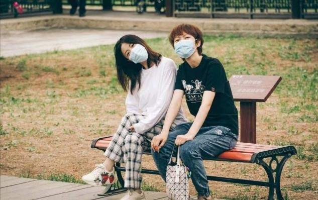 氛围|双金得主杨倩罕晒度假照，打扮随性姿势中二，淡妆出镜气质大变样