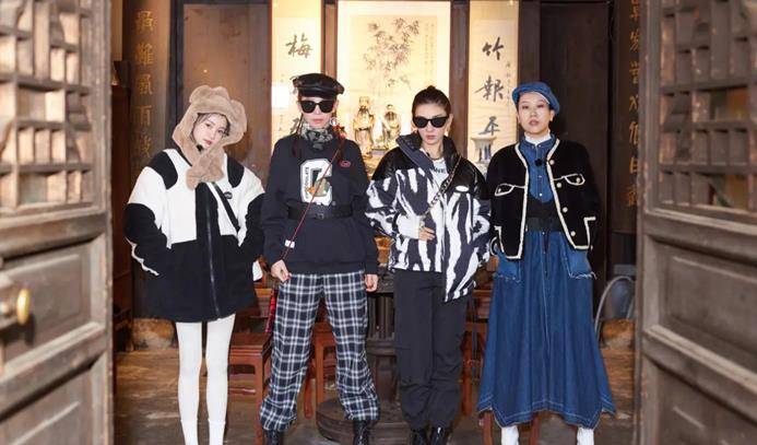 蔡少芬|蔡少芬一家为老公庆生，母女三共用一张脸，儿子单眼皮太可爱